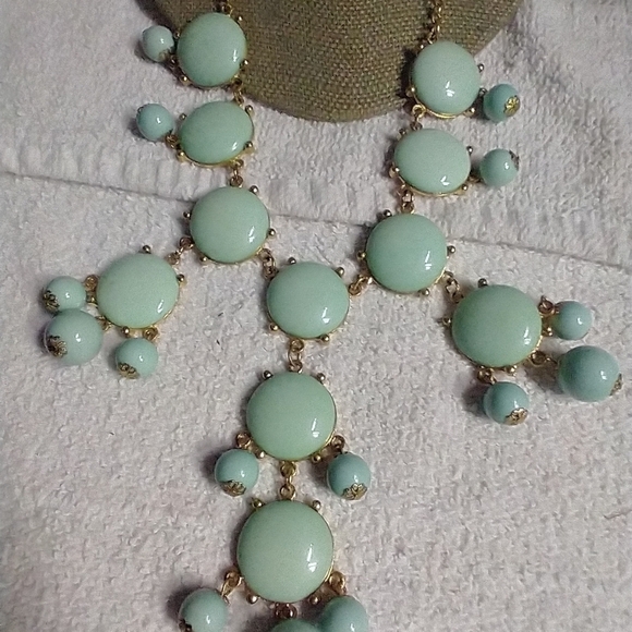 Statement runway goldtone mint green huge necklace - Picture 1 of 5